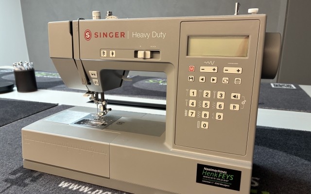 Singer HD 6705C (DEMO MODEL)