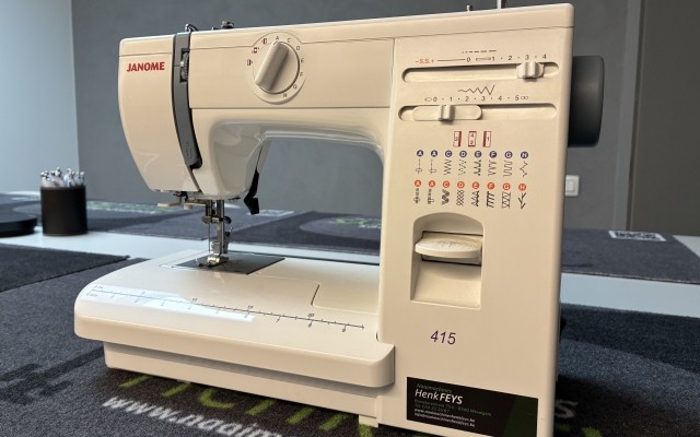 Janome 415 (DEMO MODEL)
