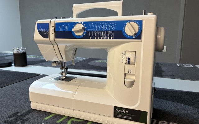 Elna Explore 220 (DEMO MODEL)